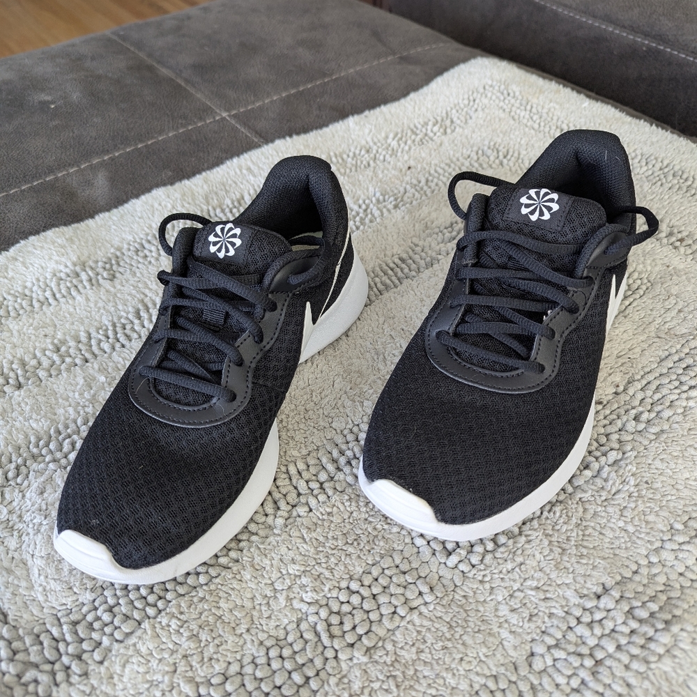 Nike Tanjun Womens Running Shoes Sneakers Black White New DJ6257 004